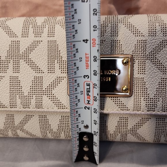 NWT! Michael Kors Checkbook Wallet - Picture 12 of 12